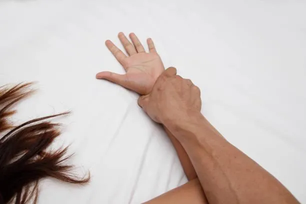 不要就是要？惡房東「硬闖紅線」強壓美女租客　他羞曝調情過程：主動幫我…